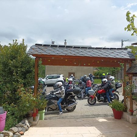 Le Sapin Rouge - Restaurant - Bar - Chambres D'Hotes Artigues  المظهر الخارجي الصورة