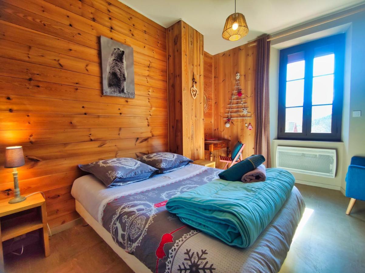 Le Sapin Rouge - Restaurant - Bar - Chambres D'Hotes Artigues  المظهر الخارجي الصورة