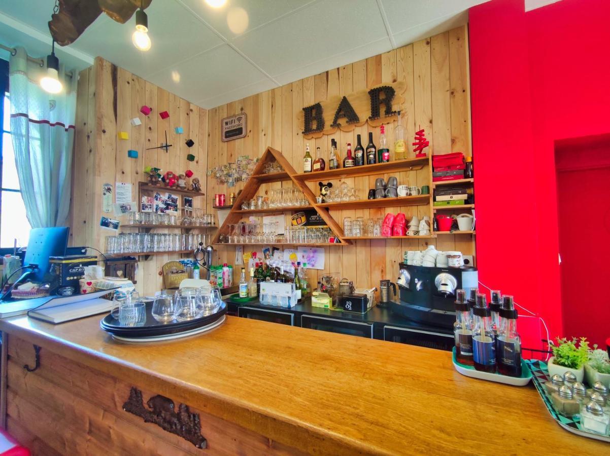 Le Sapin Rouge - Restaurant - Bar - Chambres D'Hotes Artigues  المظهر الخارجي الصورة