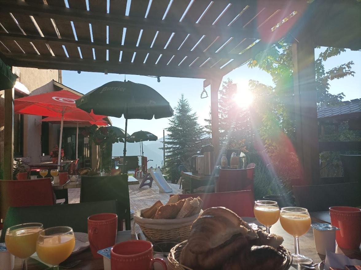 Le Sapin Rouge - Restaurant - Bar - Chambres D'Hotes Artigues  المظهر الخارجي الصورة